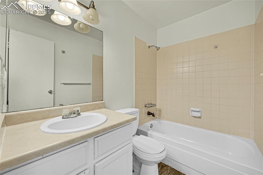 Image 26 of 39: Bathroom