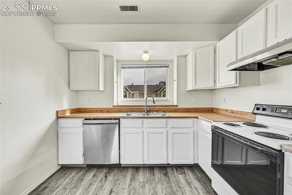 Image 9 of 39: Kitchen