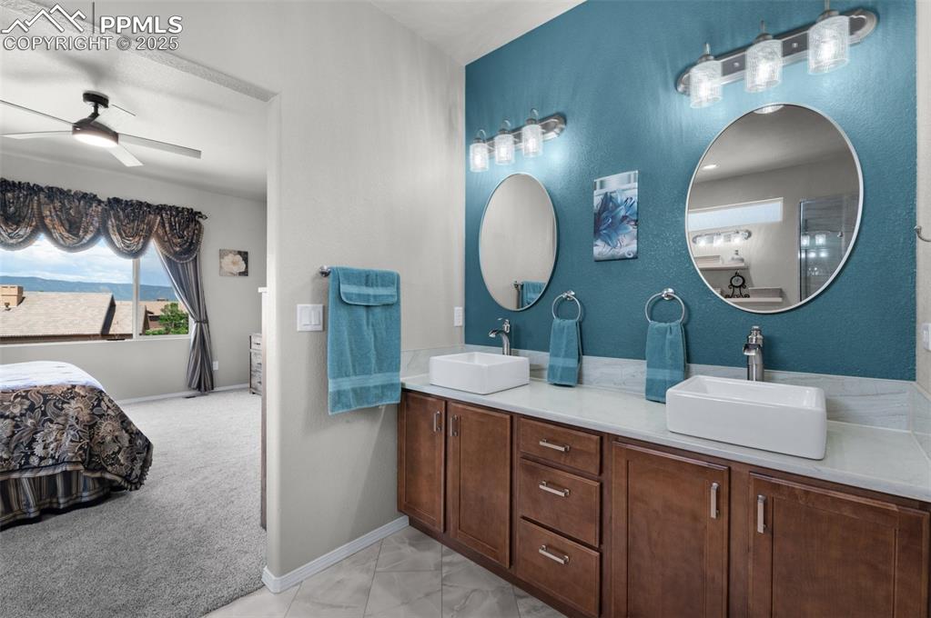 Image 17 of 41: Bathroom