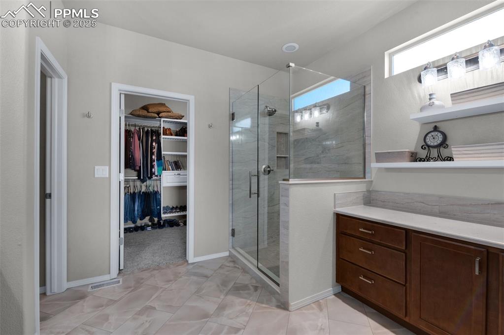 Image 18 of 41: Bathroom