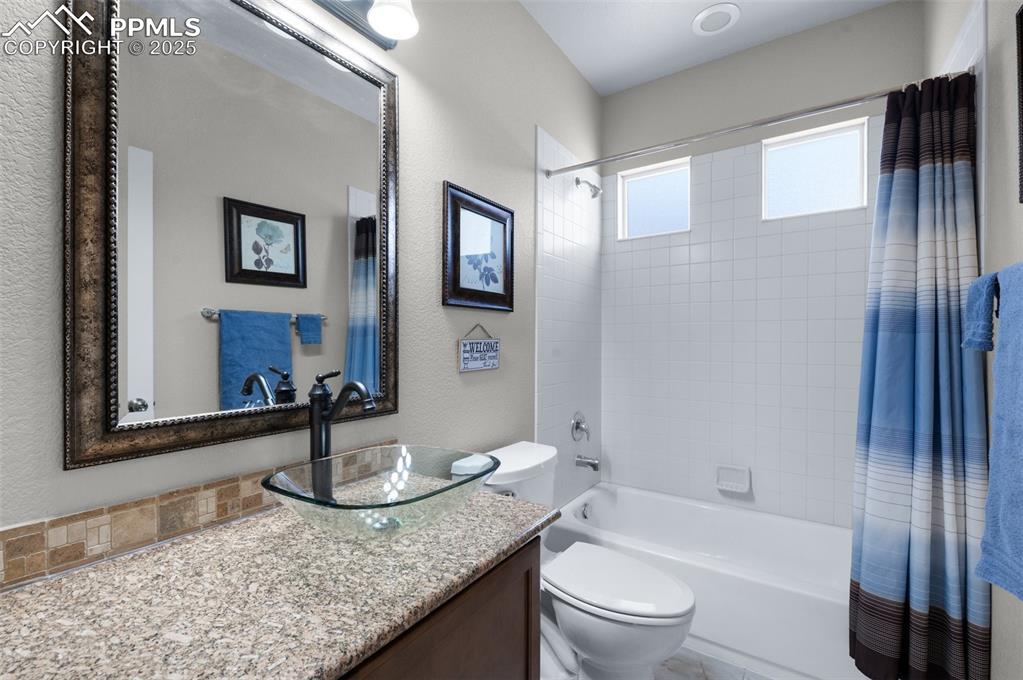 Image 20 of 41: Bathroom