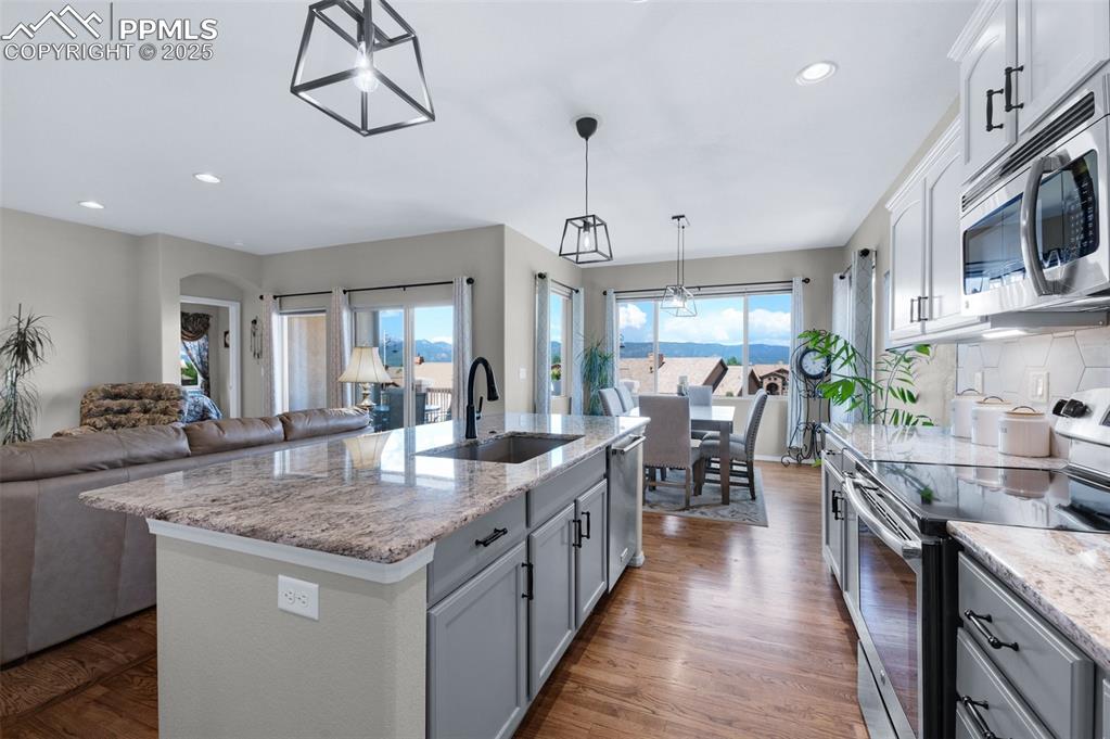 Image 7 of 41: Kitchen