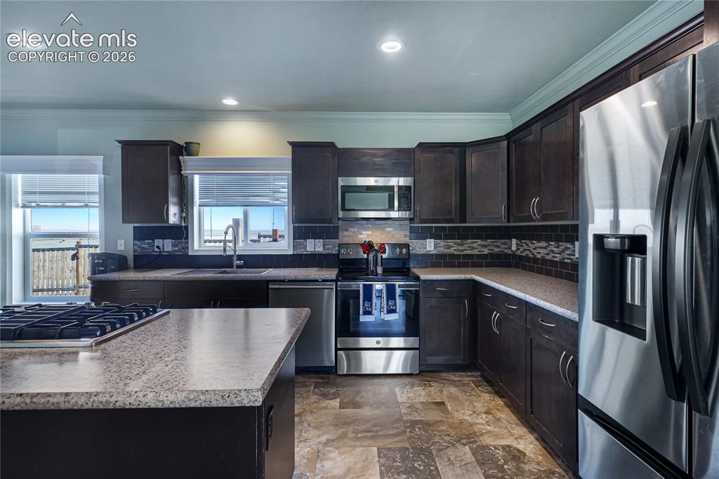 Image 10 of 50: Kitchen