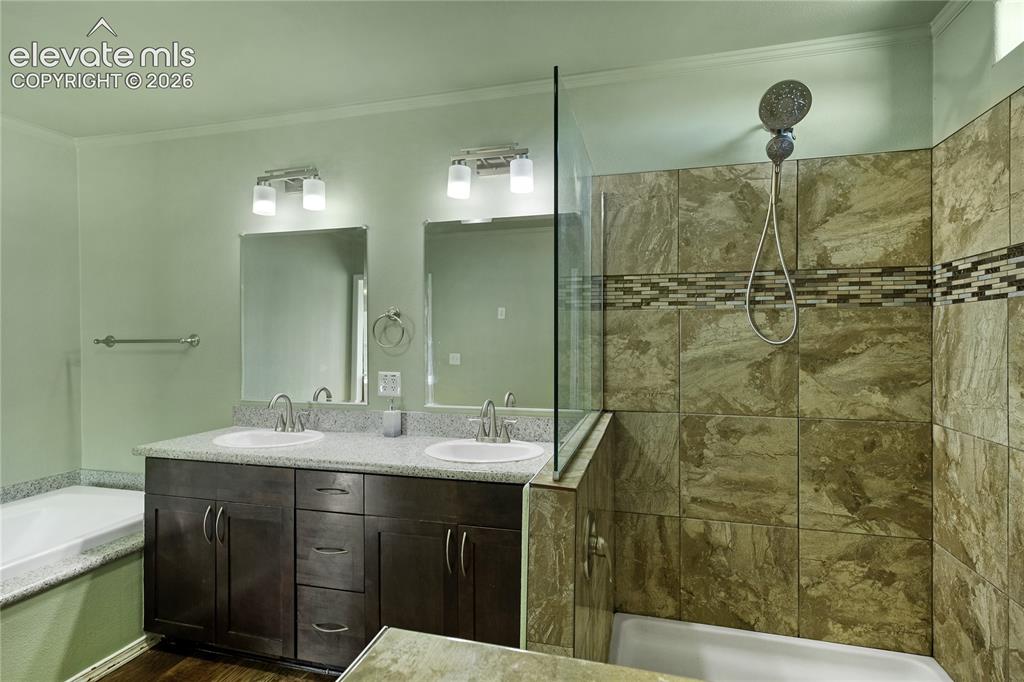 Image 16 of 50: Bathroom