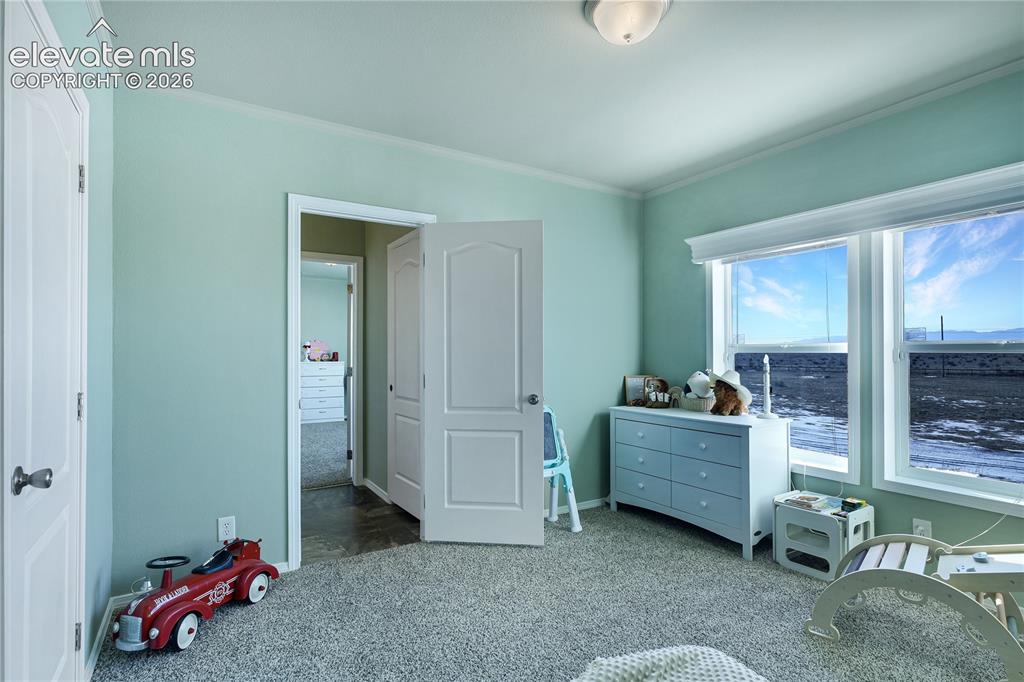 Image 19 of 50: Bedroom