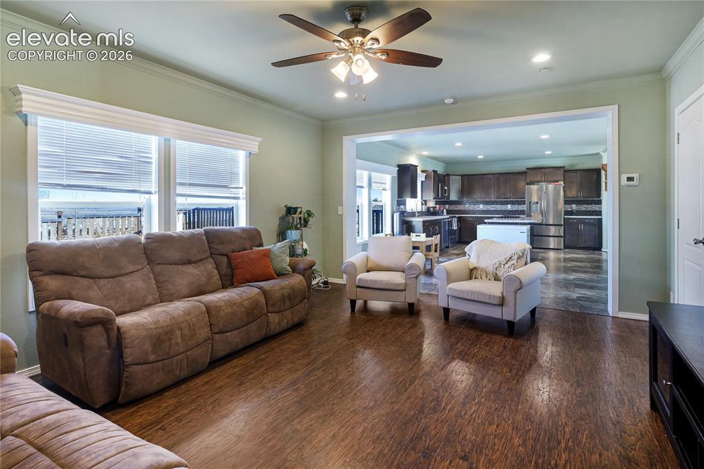 Image 8 of 50: Living Room