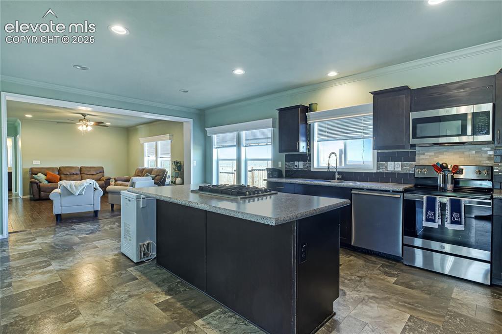 Image 9 of 50: Kitchen
