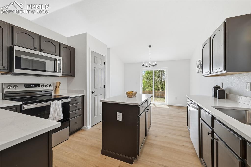 Image 11 of 30: Kitchen