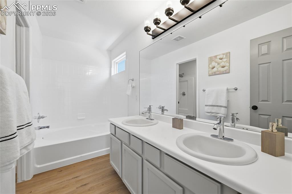 Image 17 of 30: Bathroom