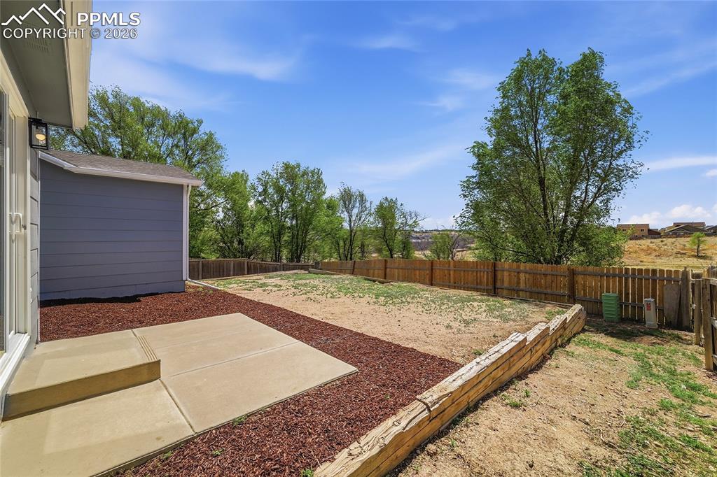 Image 25 of 30: Yard