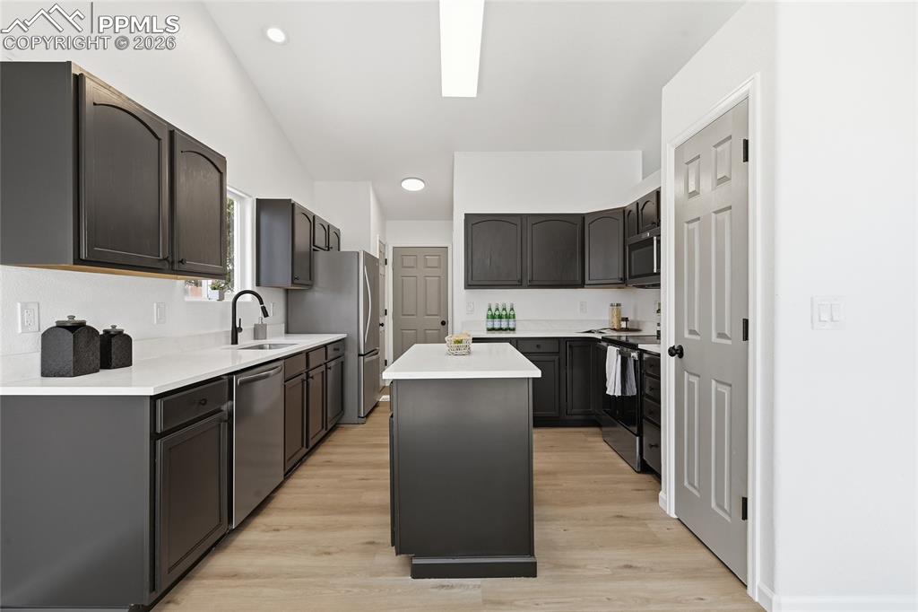 Image 9 of 30: Kitchen