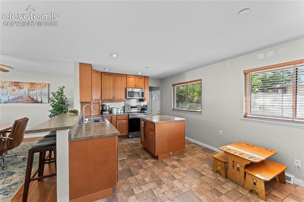 Image 15 of 45: Kitchen