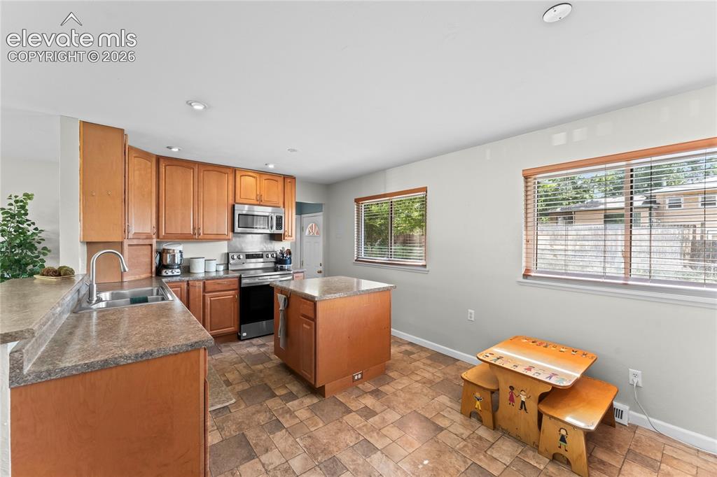 Image 16 of 45: Kitchen
