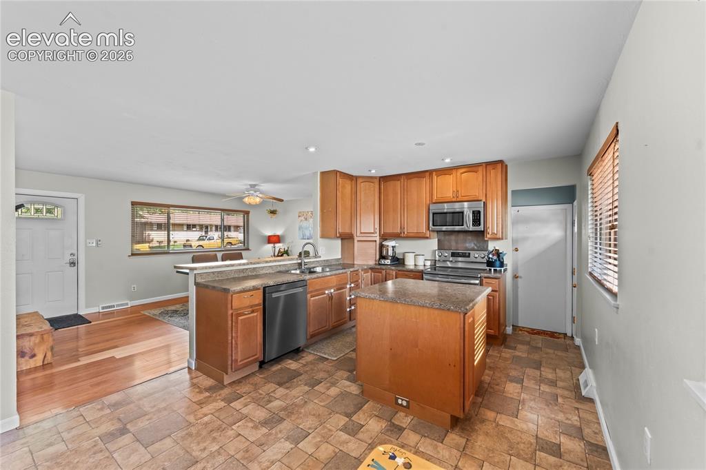 Image 17 of 45: Kitchen