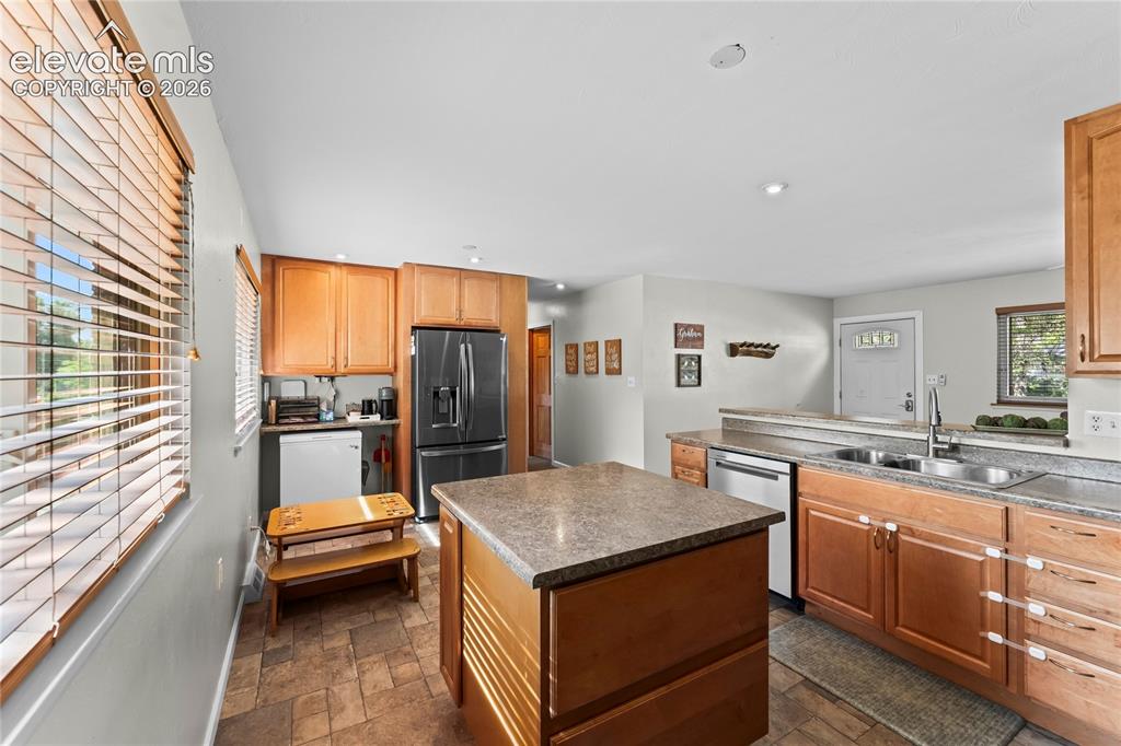 Image 18 of 45: Kitchen