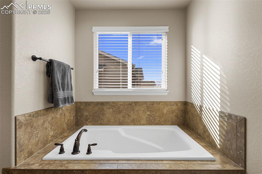 Image 29 of 49: Bathroom