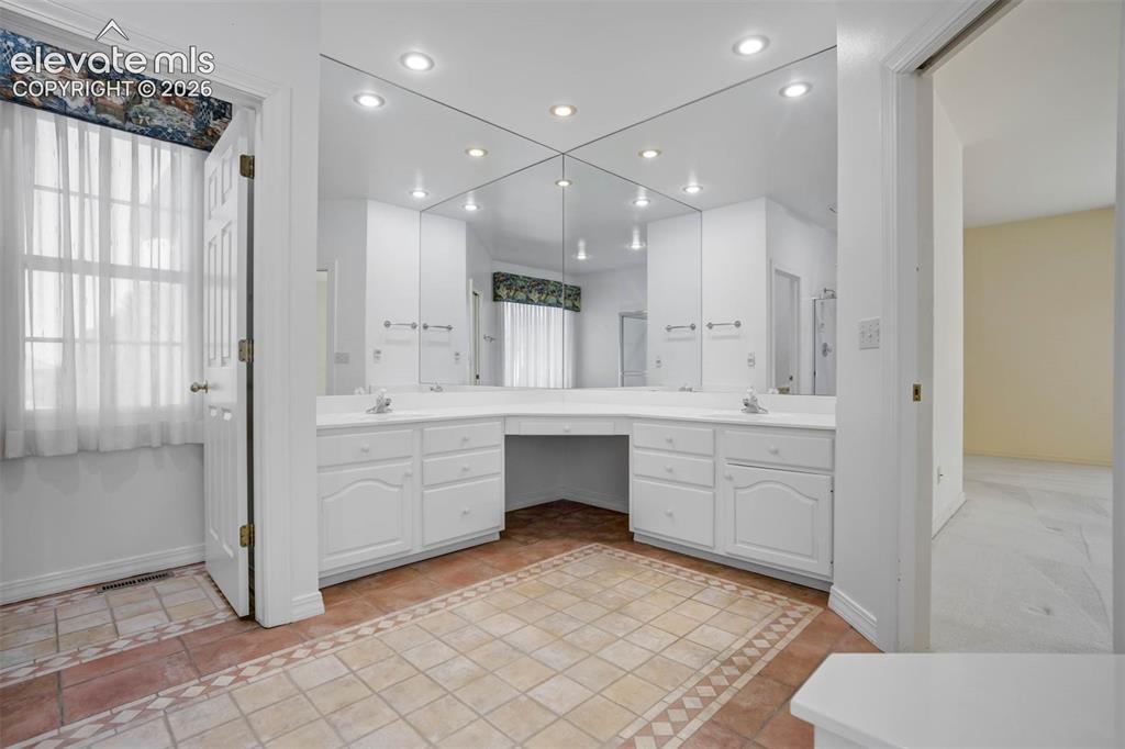 Image 17 of 49: Bathroom