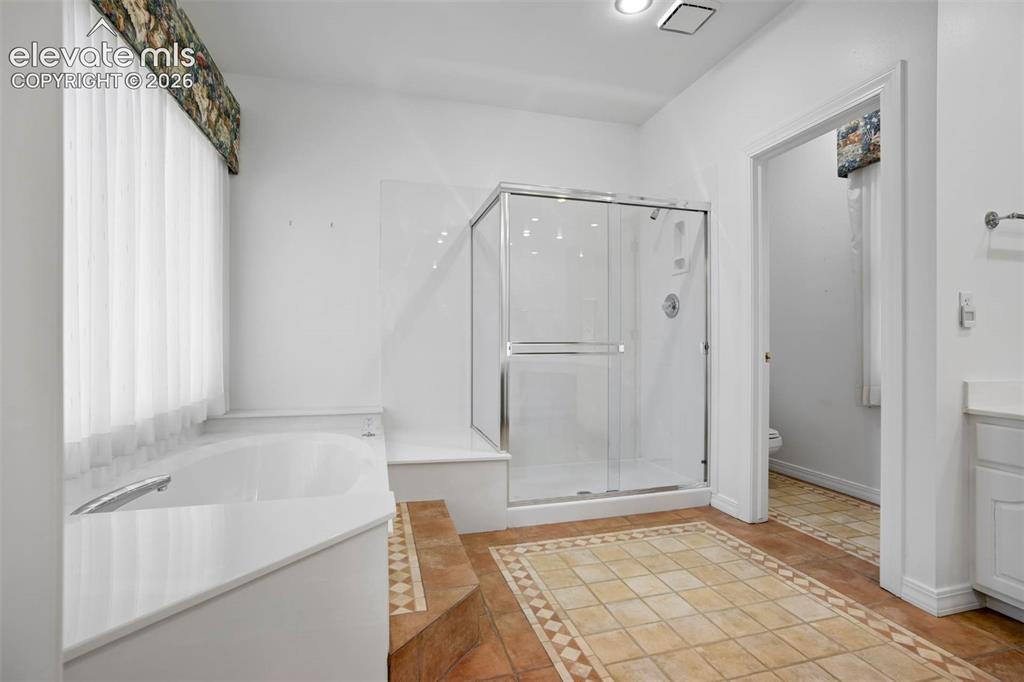 Image 18 of 49: Bathroom