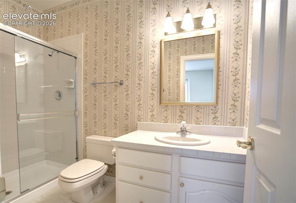 Image 22 of 49: Bathroom