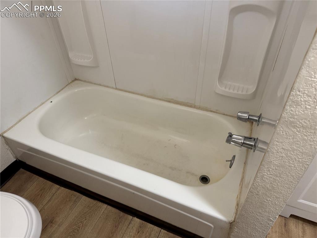 Image 10 of 13: Bathroom