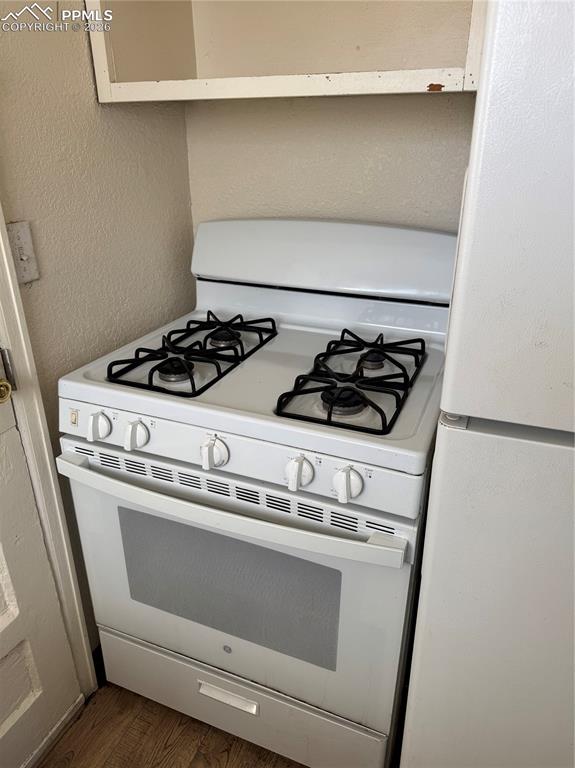 Image 7 of 13: Kitchen