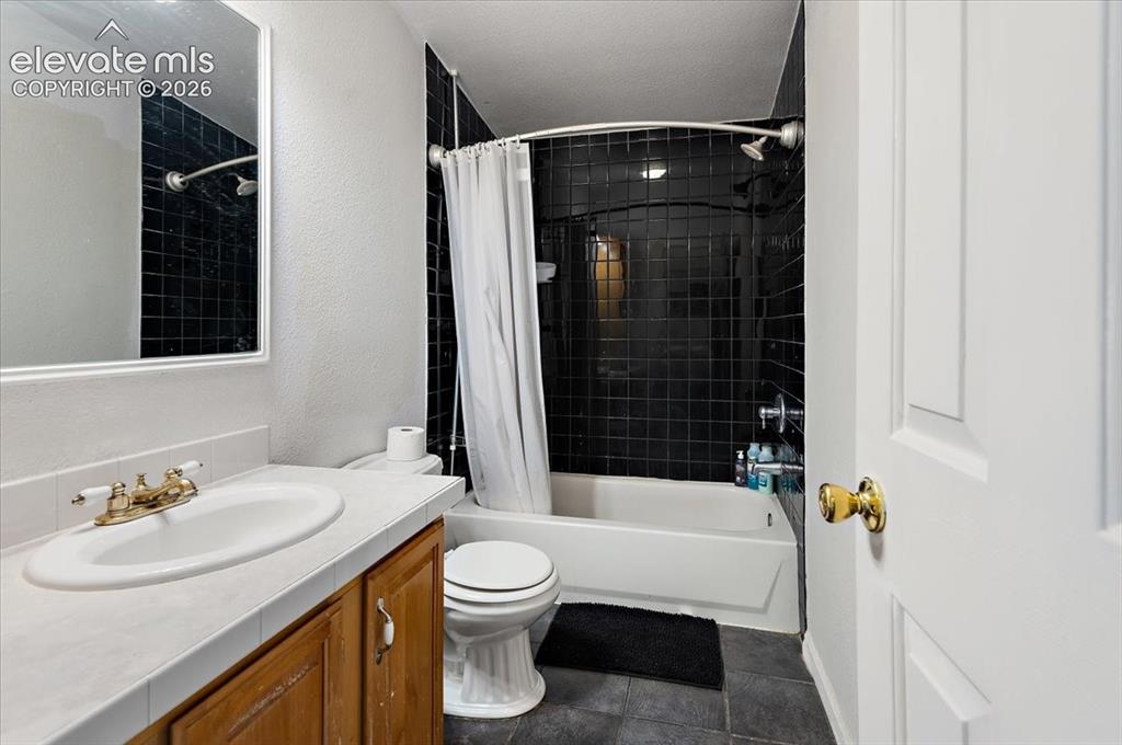 Image 18 of 47: Bathroom