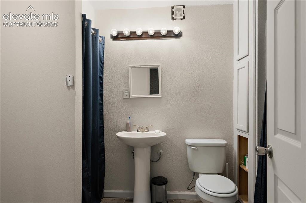 Image 35 of 47: Bathroom