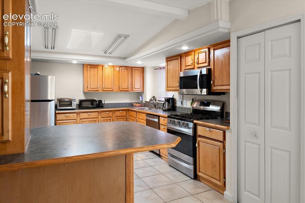 Image 7 of 47: Kitchen
