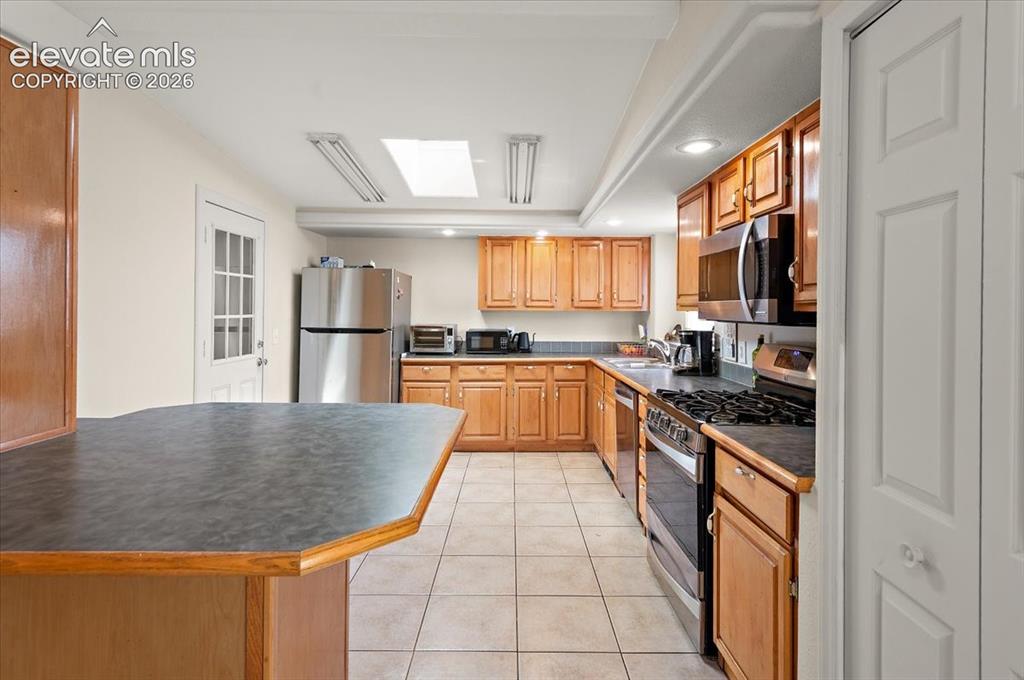 Image 8 of 47: Kitchen