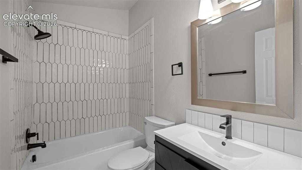 Image 23 of 42: Bathroom