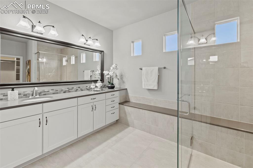 Image 16 of 43: Bathroom