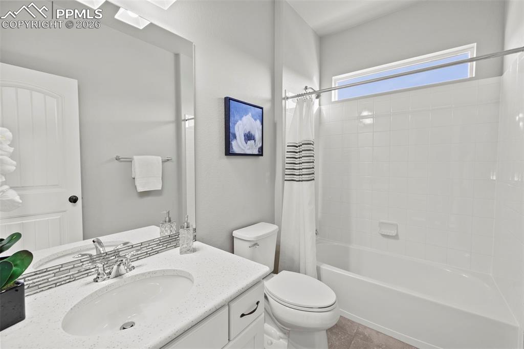 Image 21 of 43: Bathroom