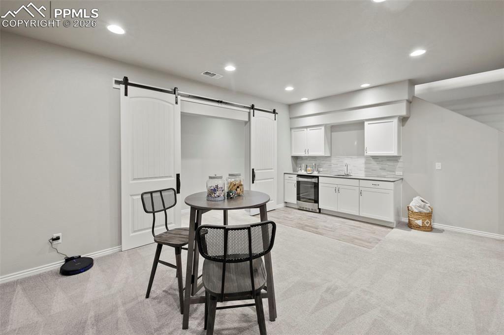 Image 27 of 43: Kitchen