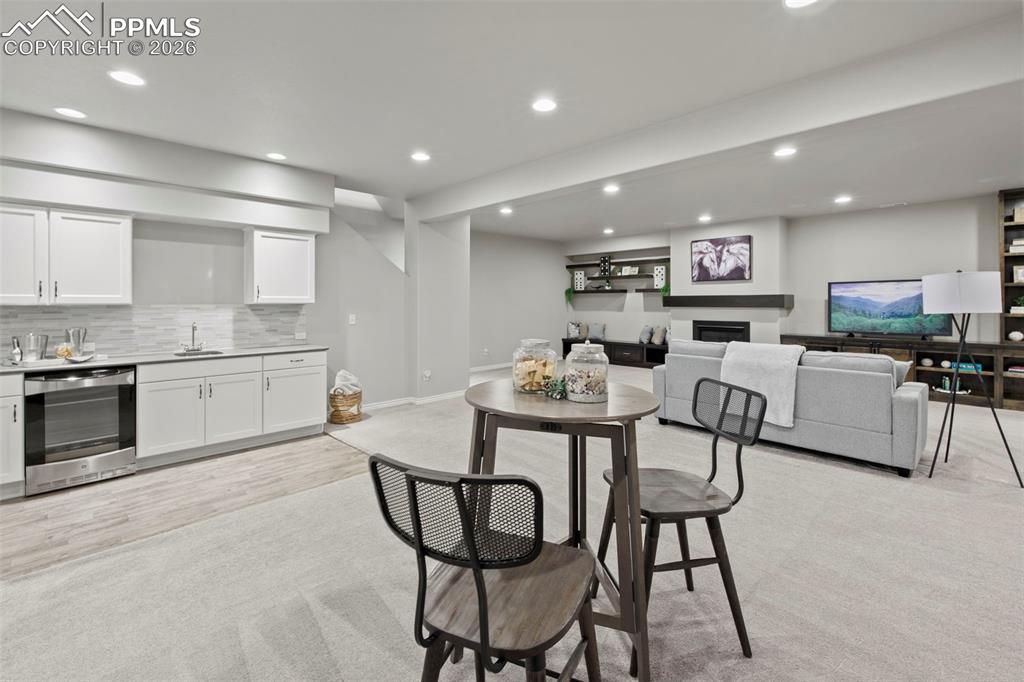 Image 28 of 43: Dining Area