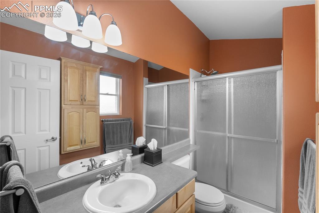 Image 17 of 25: Bathroom
