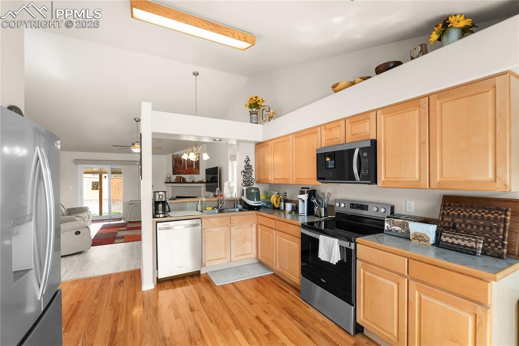 Image 6 of 25: Kitchen