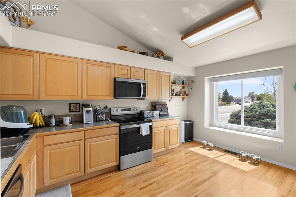 Image 7 of 25: Kitchen