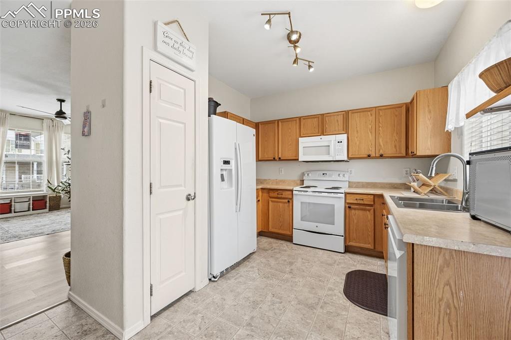 Image 11 of 30: Kitchen