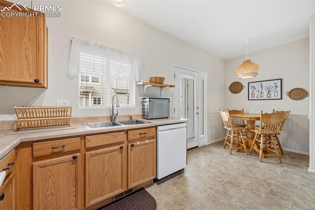 Image 12 of 30: Kitchen