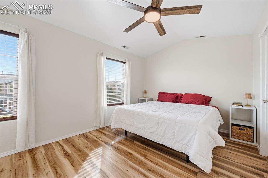 Image 17 of 30: Bedroom