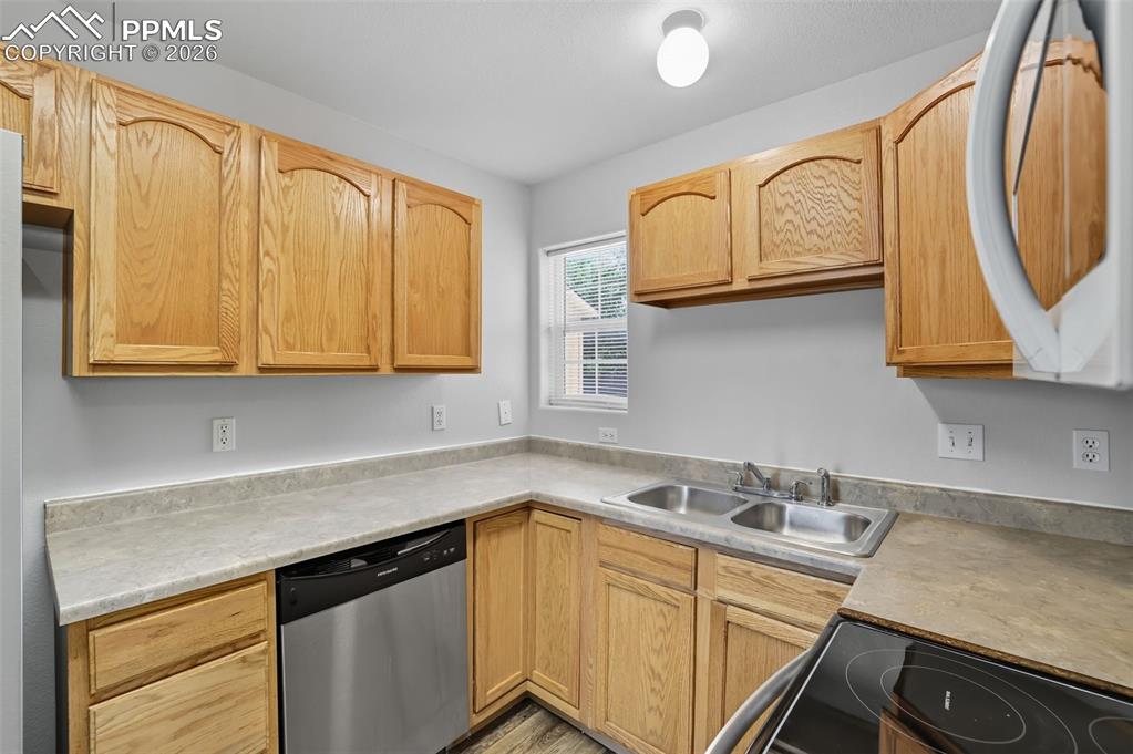 Image 14 of 45: Kitchen