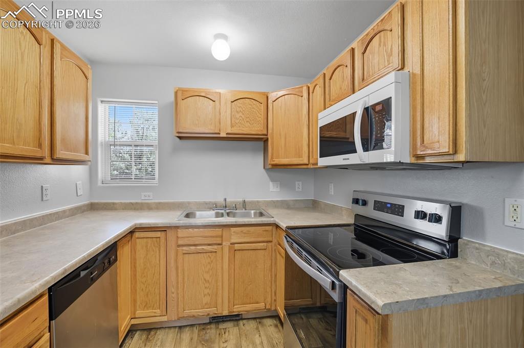 Image 15 of 45: Kitchen