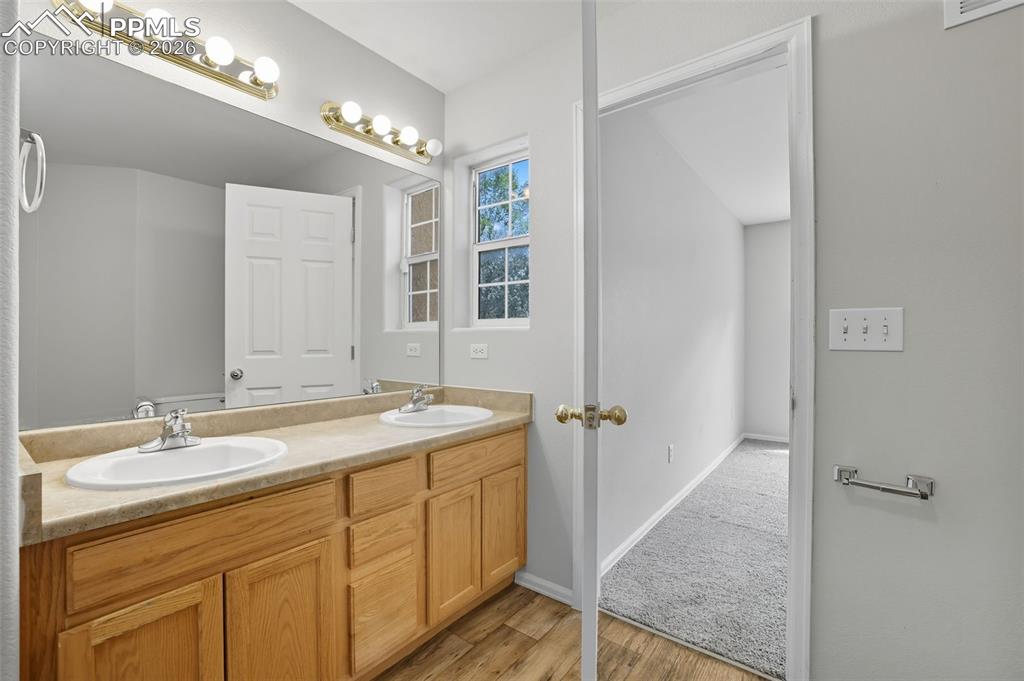 Image 22 of 45: Bathroom