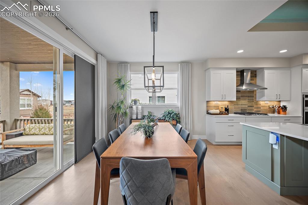 Image 11 of 50: Dining Area