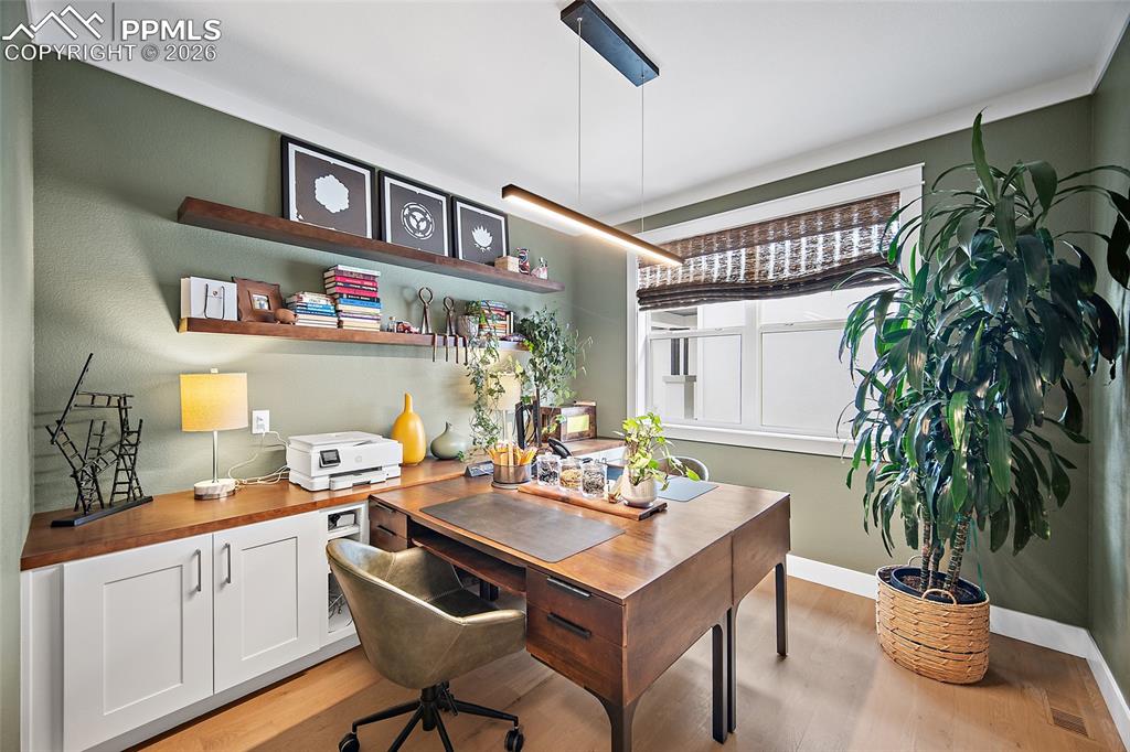 Image 17 of 50: Office