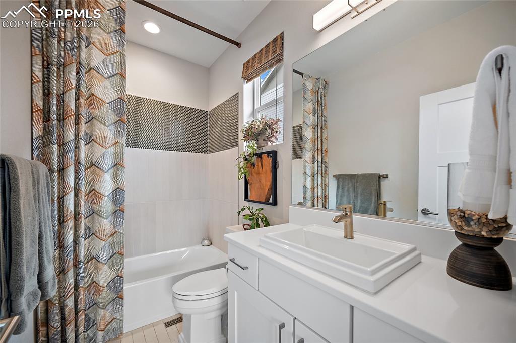 Image 30 of 50: Adjoining bath for the Front main level bedroom.