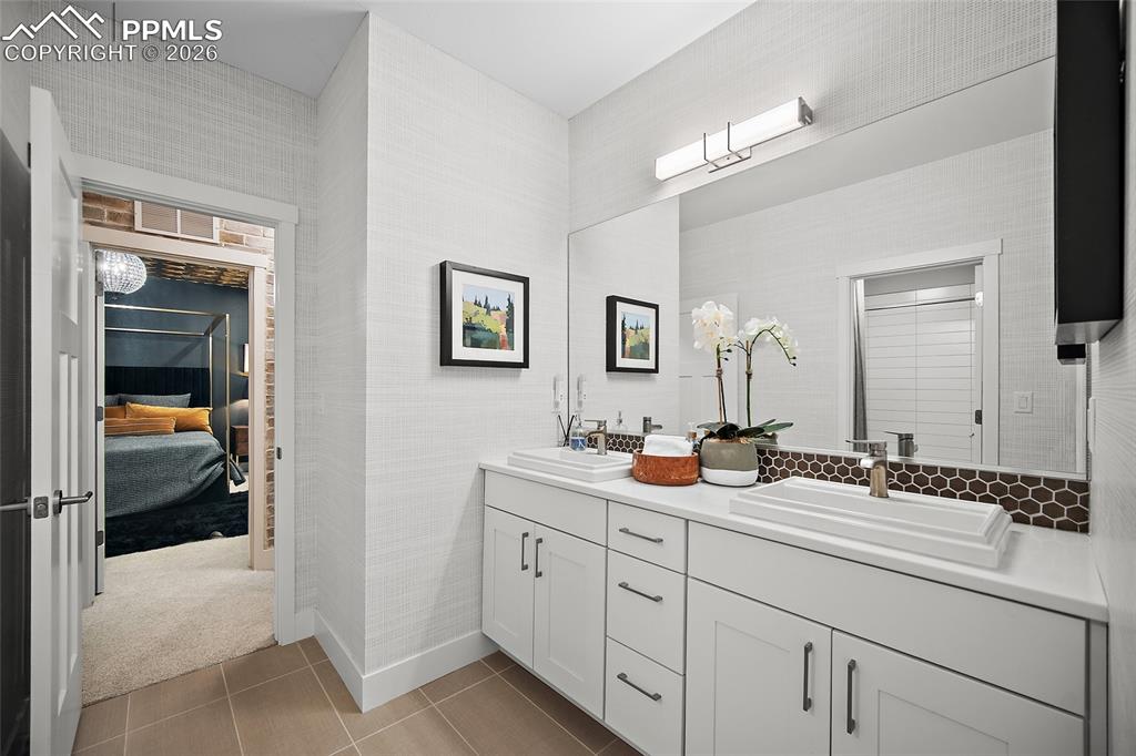 Image 38 of 50: Lower-level bath.