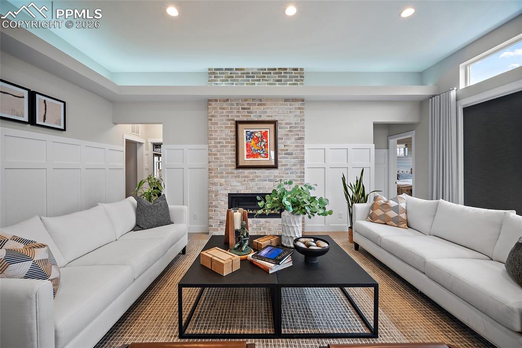 Image 5 of 50: Living Room