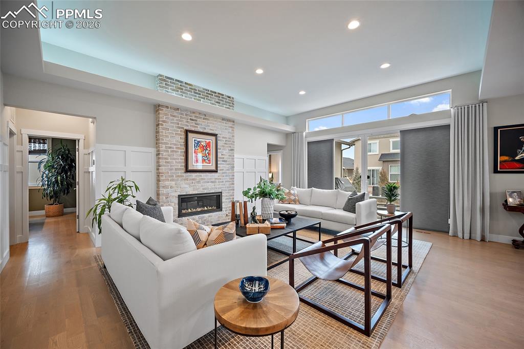 Image 6 of 50: Living Room