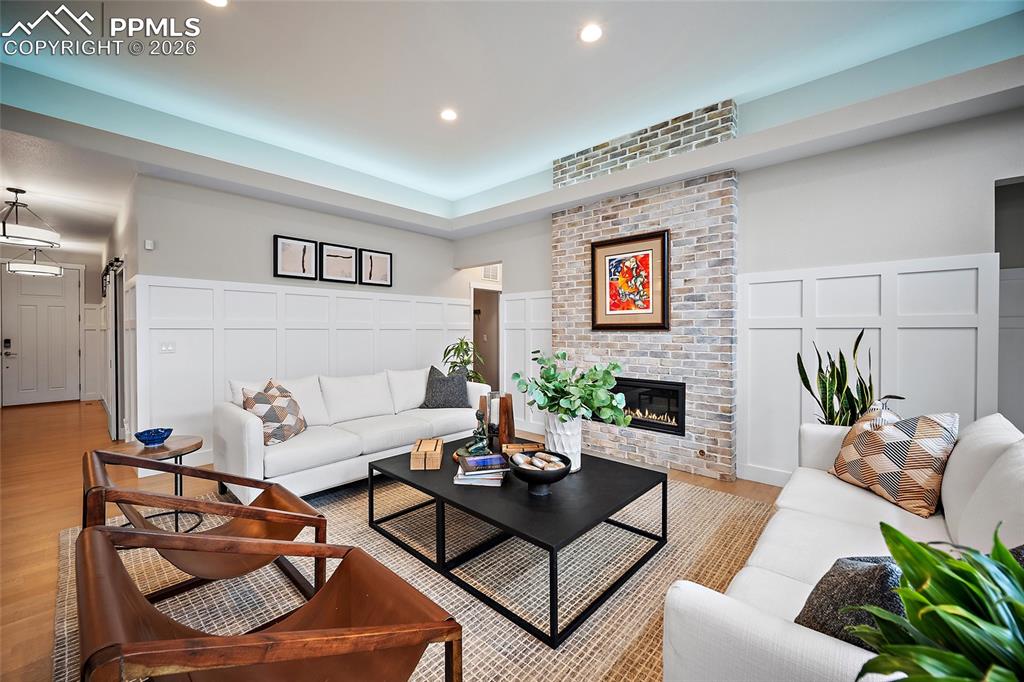 Image 7 of 50: Living Room